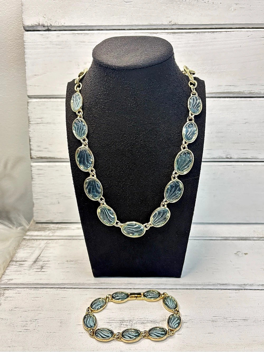 (323)Vintage Glass/Lucite Oval Stone Necklace & Bracelet Like New